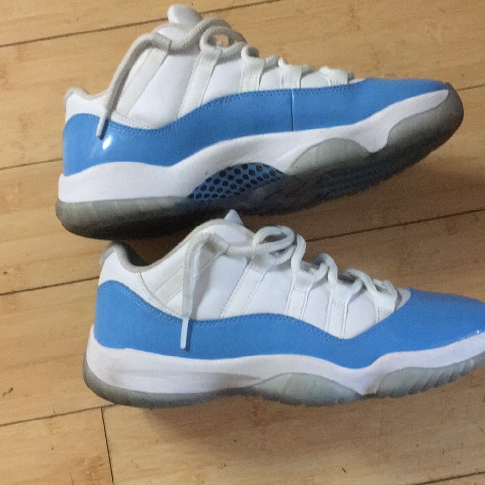 Air Jordan 11 UNC